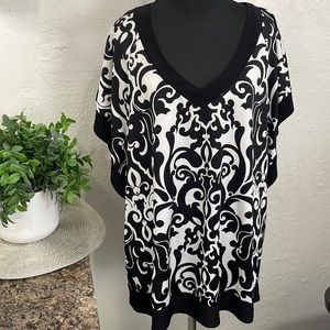 Black & white top with butterfly sleeves size 1X